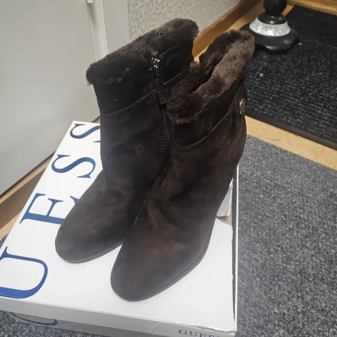 Bruna boots med kilklack från Guess