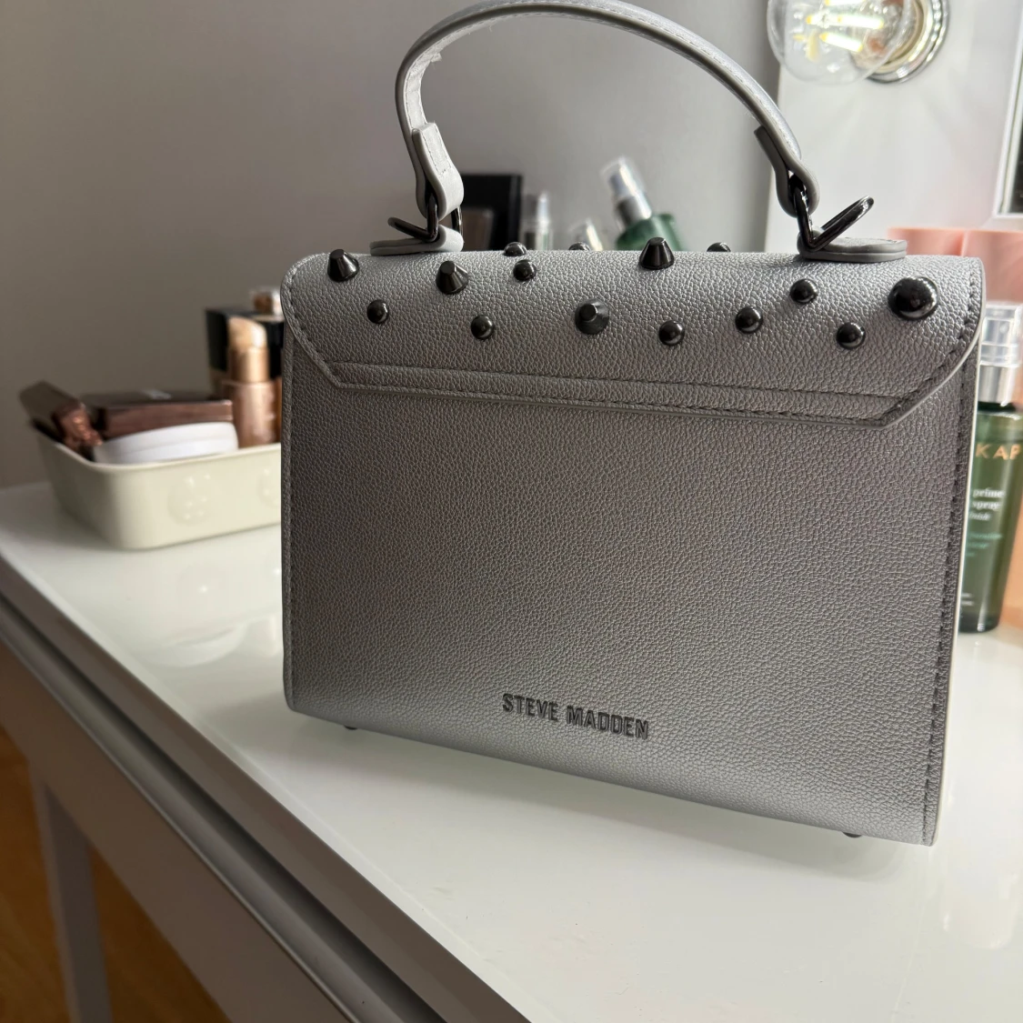 Silverfärgad axelväska med nitar - 93