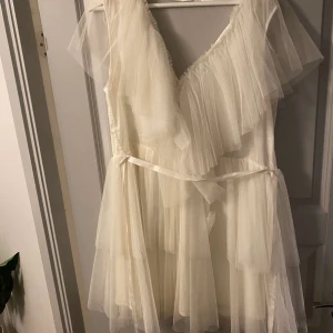 Vit klänning från Ida Sjöstedt - Nu är det dags för att min magiska studentklänning från Ida Sjöstedt ska få användas av någon annan! Enbart använd en gång och i perfekt skick, passar även storlek 44 eller mindre då den är rätt liten i storleken samt har ett band i midjan som gör att storleken kan anpassas! Nypris är 4595❤️