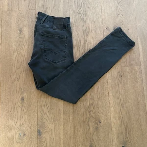 Replay - Säljer mina replay jeans som är i okej skick utan några skador.