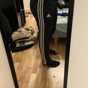 Adidas byxor  - Svarta adidas byxor, sköna o träna i men oxå att ha i vardagen. Använt som ungefär 7 gånger på 3 år så dom har mest legat i garderoben 