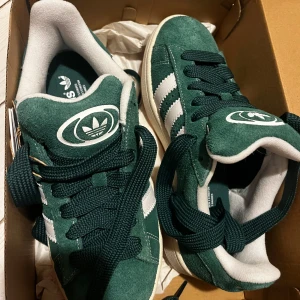 Gröna Adidas campus - Snygga gröna Adidas sneakers i mocka. Sköna, köpta i Berlin i somras för typ 1200 men kom aldrig till användning. Så dom är helt nya, Prislappar kvar.