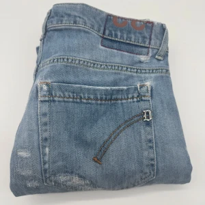 DONDUP GEROGE JEANS - - Dondup George jeans - storlek 32, benlängd: 95cm, midjemått: 39cm - Nypris runt 4000 - Kontakta för fler frågor eller funderingar // Deluxecloset 