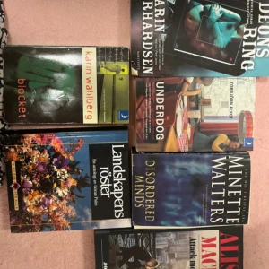 Bokpaket med olika titlar - Ett bokpaket med flera titlar, inklusive 'Blocket' av Karin Wahlberg, 'Underdog' av Torbjörn Flygt, 'Disordered Minds' av Minette Walters, och 'Landskapets fötter' av Göran Greider. Perfekt för den som älskar att läsa olika genrer och författare.
