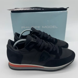 PHILIPPE MODEL TRPZ - - Philippemodel TRPZ - Skick: 9,5/10 - Tillbehör: Enbart skorna - Storlek 40, sitter mer som 41 - Nypris ca 3700kr // Deluxecloset