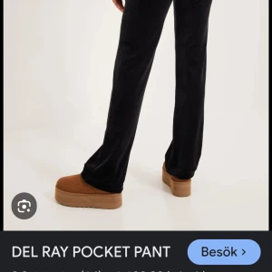 Svarta byxor Del Ray Pocket Pant - Snygga svarta byxor med rak passform och praktiska fickor. Perfekta för en stilren look. 