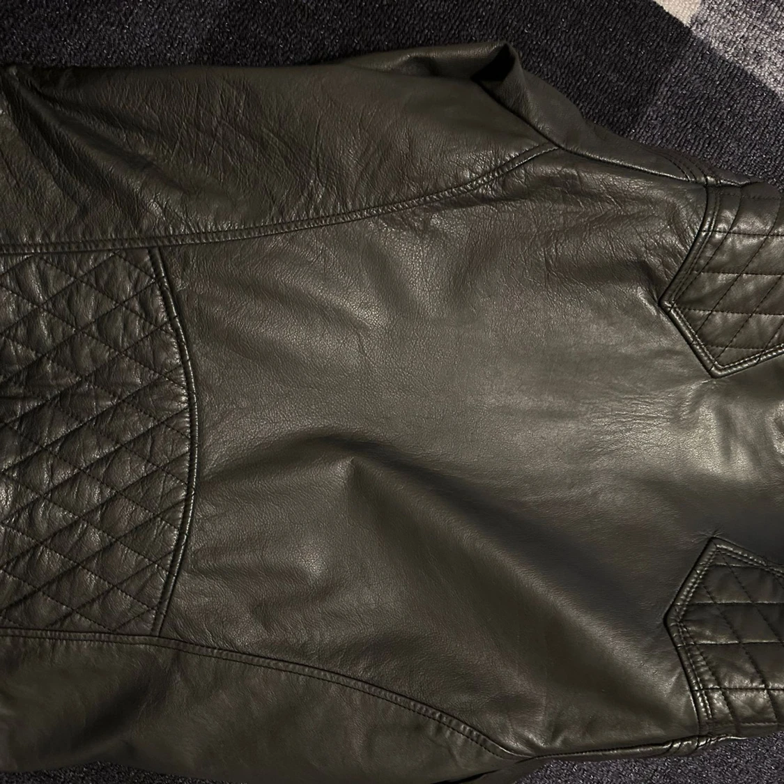 Svart skinnjacka med quiltade detaljer - 90