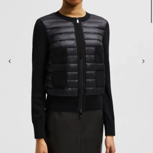 Svart moncler cardigan - Jätte efterfrågad moncler cardigan i bra skick. Köpt för 9500❣️ kvitto, dustbag finns. (Priset kan diskuteras). 