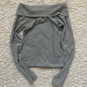 Off-shoulder topp - Står ingen storlek men passar mig som oftast har xs, inga tecken på användning