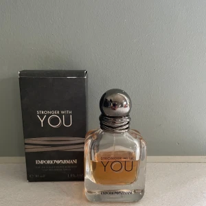 Stronger With You Eau de Toilette - Elegant och maskulin doft i en stilren glasflaska med metallkork. Parfymen har en varm och kryddig karaktär med inslag av vanilj och tränoter. Perfekt för den självsäkra mannen. Den har ca 22 ml kvar av 30!