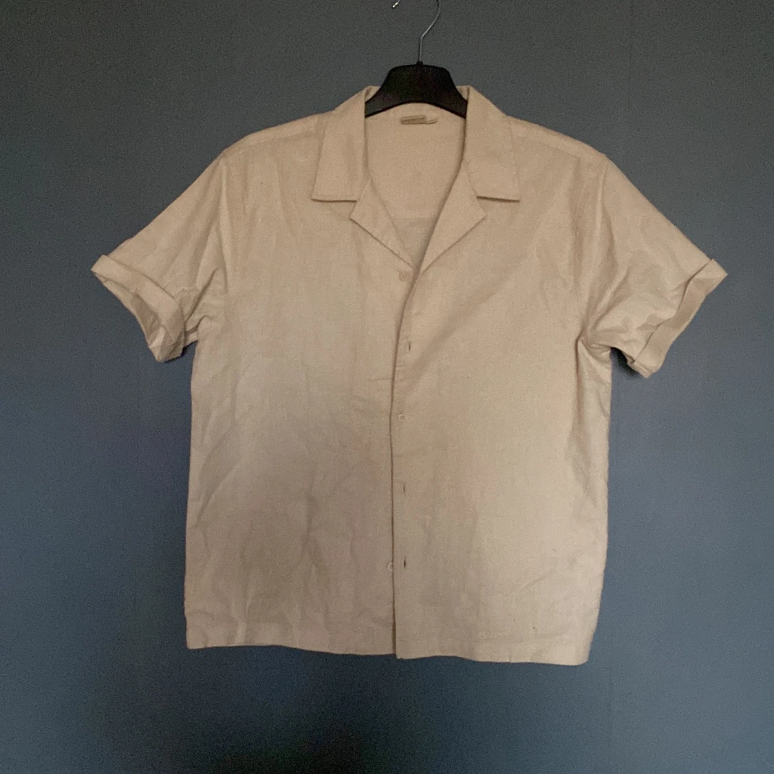 Beige kortärmad skjorta från Marie Serneholt