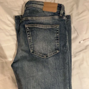 Jeans - Dessa trendiga jeans är i jätte bra skick/ny shick. Inga defekter eller sådant. Skriv för fler bilder eller frågor!!💕💕