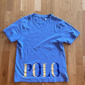 Ralph lauren T-shirt - Säljer en snygg blå Ralph lauren T-shirt | skick:10/10!! | Inga defekter | sälj pga inte används | Öppen för alla frågor!😊