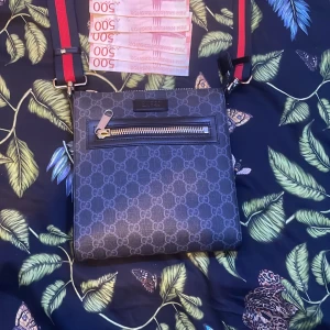Svart Gucci messenger bag från Gucci - Säljer min Gucci messenger bag pga att den inte används och det inte riktigt min stil. Dustbag finns kvar med häng osv. Äkta, För mer bilder så är det bara att skriva. Går ner i pris vid snabb affär.