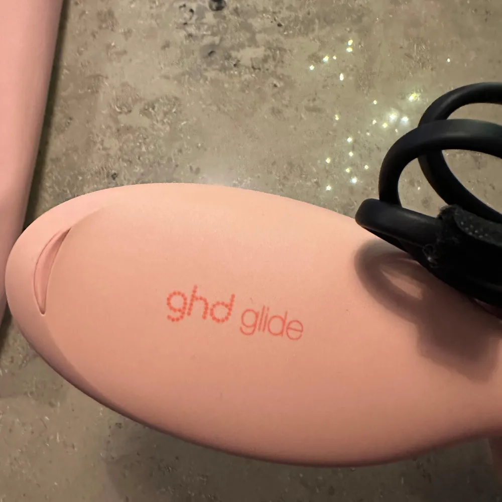 Säljer en rosa värmeborste från ghd, modell Glide. Perfekt för att snabbt och enkelt styla håret. Kommer med en matchande rosa förvaringsväska. Sladden är lång och flexibel för smidig användning. Endast använd 2 gånger så säljer pga att jag fick en annan hårstyler i present! Temperaturen är 185 grader.. Asusteet.
