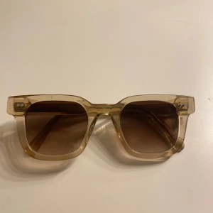 Chimis 04 ecru  - Snygga solglasögon i en transparent ecru färg. Det är model 04. Jätte bra ”solskydd” på sommarn. Knappt andvänt, skick 9/10. Skriv om du har frågor 💗💗