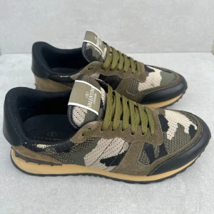 Valentino Rockrunner - ett par sjukt feta & eftertraktade rockrunners || perfekta nu i vinter || strlk 44 || skicket är 9/10 || inget medföljer || hör av er vid intresse!!