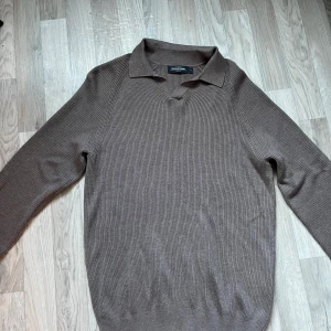 Brun tröja från Dressmann - Säljer en stilren brun tröja från Dressmann i storlek S. Har aldrig använt men Perfekt för både vardag och mer uppklädda tillfällen.