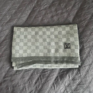 Louise Vuitton Halsduk  - Bästa kvalitet och passar bra till vintern, håller varmt inne 🔥