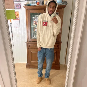 Hoodie - Beige hoodie. Aldrig använd utomhus.
