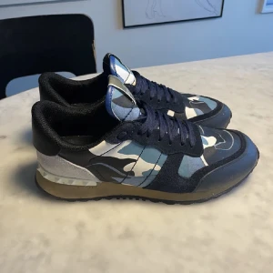 Valentino rockrunners - Säljer nu dessa extremt snygga Valentino Rockrunnersi bra skick! Dessa sneakers är riktigt fräcka och perfekta för att ge din outfit det där lilla extra. Jag tar gärna byten, så tveka inte att höra av dig om du har något att byta med eller om du vill köpa dem! Frågor? Släng iväg ett meddelande!