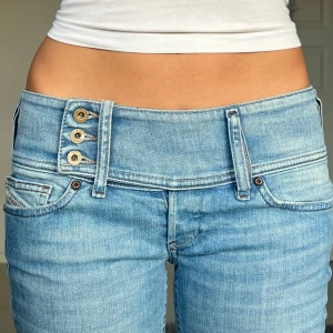 Diesel jeans - Midjemått: 37cm rakt över, innerbenslängd: 79cm 💕
