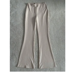 Beige byxor - beiga utsvängda boot cut byxor i storlek s. Jätte skön material och bra passform. De är helt nya och jag har aldrig använt dom