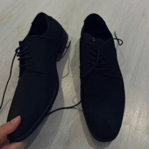 Svarta skor från Pier One - Eleganta svarta skor från Pier One med snörning. Perfekta för en stilren look. Helt nya skör!