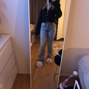 Svart kofta med knappar - Säljer en svart kofta med knappar framtill. Koftan är croppad och har långa ärmar. 