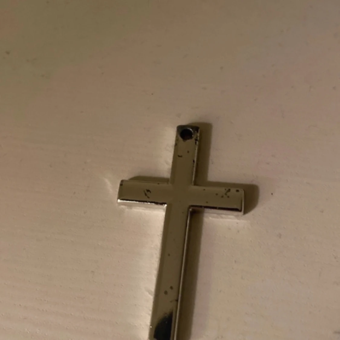 Två korsformade hängen i metall - 90