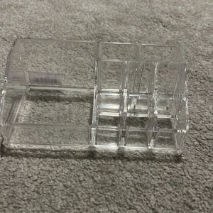 Bra sminkorganiserare - Sminkorganiserare i plast med flera fack för att hålla ordning på sminkprodukter. 💕