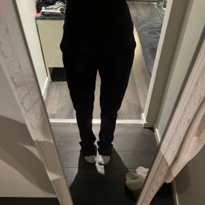 Svarta byxor från Gina - Säljer ett par svarta kostymbyxor från Gina i storlek 36. Byxorna har en klassisk design med en normal passform och är perfekta för en stilren look. Lågmidjade