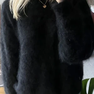 Svart angoratröja - Super mjuk angora tröja från märket beluga i superbra skick! Står storlek 44 men skulle säga att den är en S/M, passar mig perfekt som brukar ha xs/s❤️säljer då den tyvärr inte kommer till användning