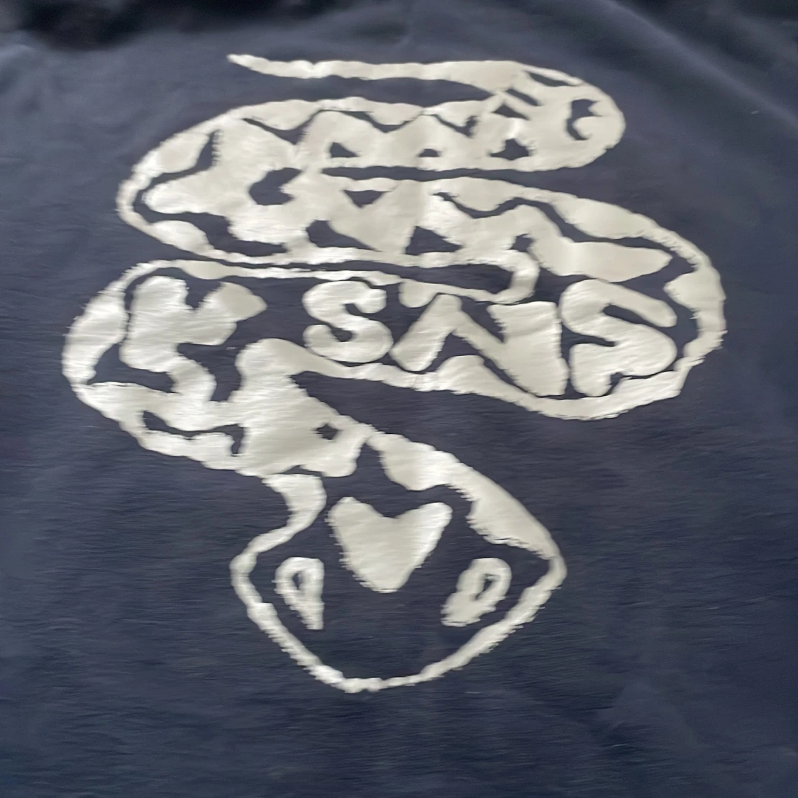 Svart hoodie med ormtryck från SNS - 90