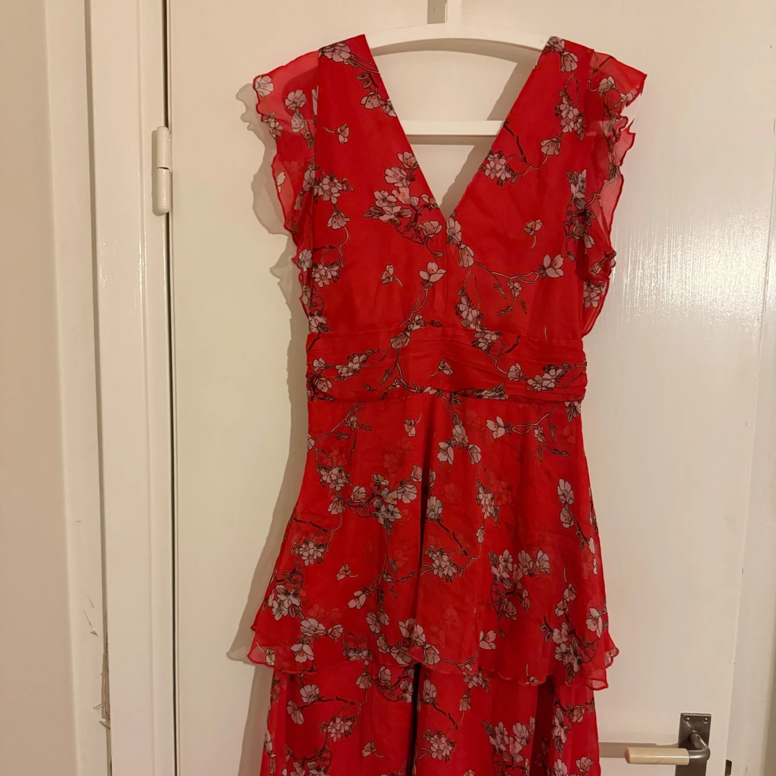 Röd blommig klänning