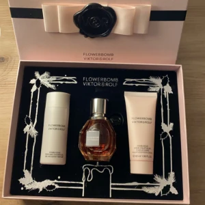 Flowerbomb presentset från Viktor & Rolf - Exklusivt presentset med Flowerbomb från Viktor & Rolf. Innehåller en elegant parfymflaska med en blommig doft, en body lotion och en duschgel. Förpackningen är lyxigt designad med en rosa rosett och svart blomdetalj. Perfekt för den som älskar en söt och blommig doftupplevelse. Har bara testat den så den är nästan helt ny!