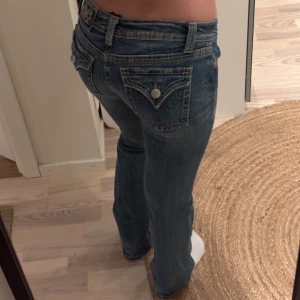 miss me jeans 🖤 - lågmidjade jeans från miss me köpta i la, jag är 176 för referens, 76cm är midjemått och 84cm innerbenslängd. ok att köpa direkt 🖤