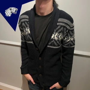 STICKAD CARDIGAN - Stickad cardigan i blå | Skick: 8.8/10 | Strl: Passar M | Modellen är 182cm | Hör av dig om du undrar någonting!