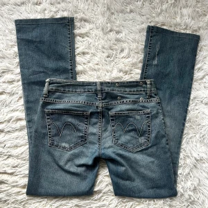 Lågmidjade Bootcut jeans  - Lågmidjade Bootcut jeans i storlek W30. Innerbenslängd:78 midjemått:39 stretch till 42. Har inga bilder på då de är för stora. Köp sker via köp nu, jag postar inom 24h. Kvar tills markerad såld 