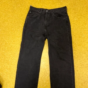 Levis 50s 31/32 - Säljer ett par klassiska svarta Levi's jeans i modell 50s De har en straight | lose  passform och är tillverkade i slitstarkt denim. Perfekta för en stilren look. Säker för 599kr Orginal pris runt 1299kr Pris kan diskuteras!!