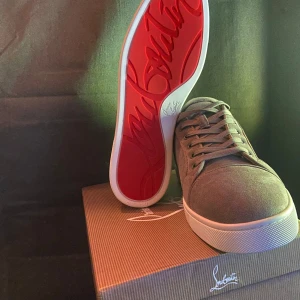 Christian Louboutin  - Glad advent!🎅🏻🎅🏻säljer dessa gråa Christian Louboutin då de inte kommer till användning! Priset är inte satt i sten!!!💪🏼💪🏼så du vet är skorna är 1:1