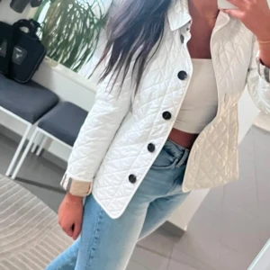 Burberry Jacka - ÄKTA BURBERRY JACKA!! Snygg jacka som är perfekt till hösten och våren. Pris går att diskutera!!! Skriv för mer bilder🫶🏽🫶🏽🫶🏽