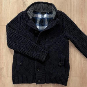Stickad cardigan med päls  - Säljer en stickad cardigan med päls från märket Ted Baker! Den är fodrad med flanell på insidan! Storlek S/M! Hör gärna av dig om du har frågor!