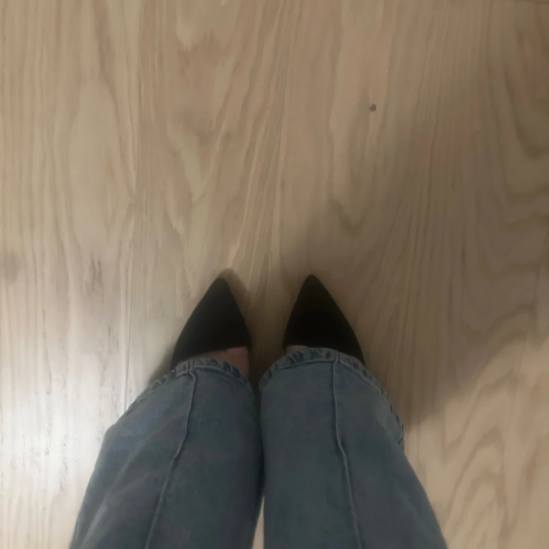 Spetsiga svarta klackar (stilettklackar)