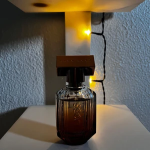 Hugo Boss parfym dam 30 ml  - En damparfym från Hugo boss, ”The scent for her le parfum” i 30 ml flaska. Använts lite så se bild hur mycket det är kvar! Vill du ha doft beskrivning får du hojta till! (Förpackning medföljs inte) 