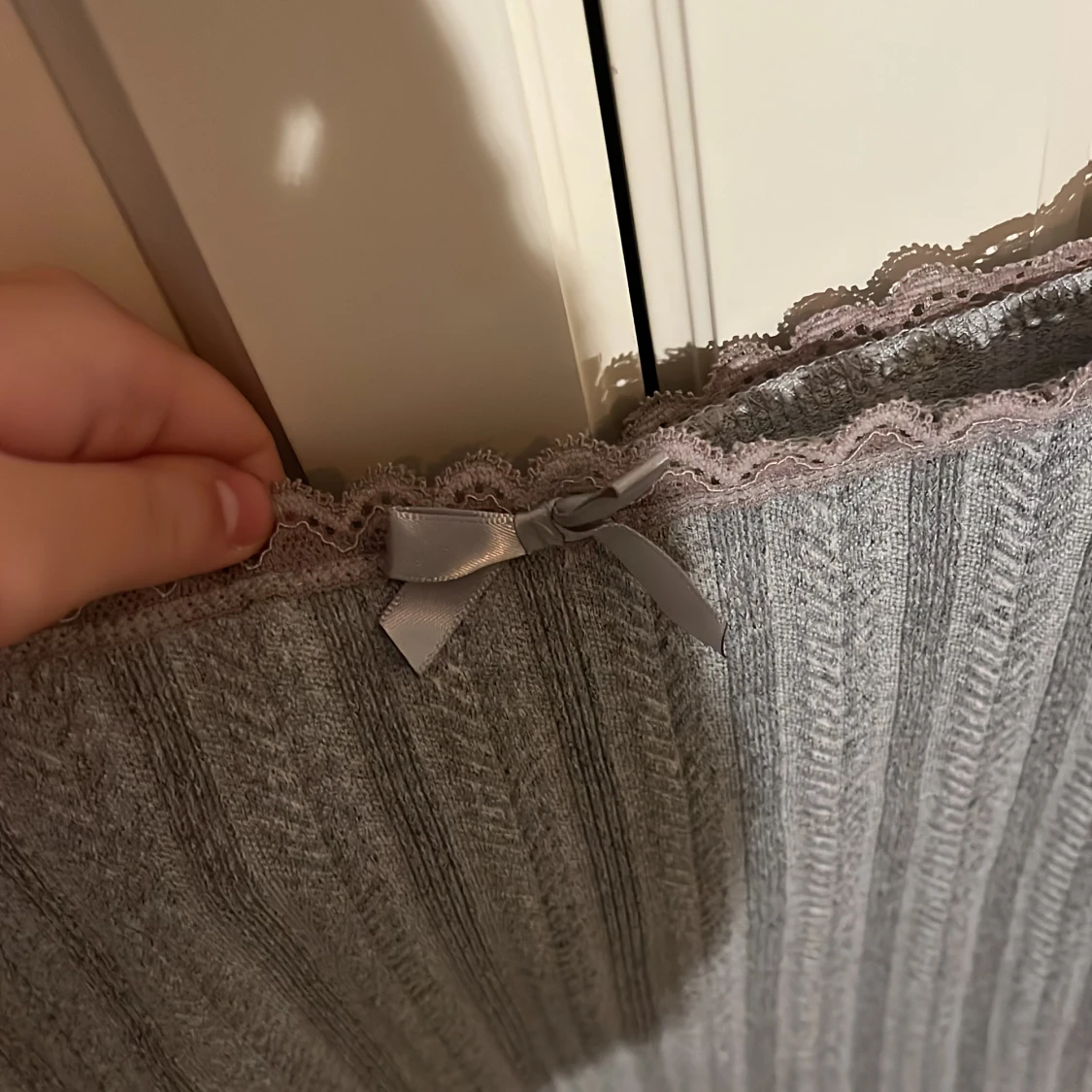 Gråttlinne med spets och en liten rosett - 90