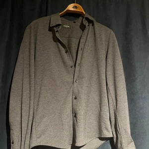Grå Overshirt  - Snygg overshirt från dressmann i perfekt skick. Perfekt som plagg över en Sweatshirt eller T-Shirt. 