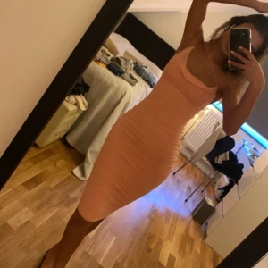  Klänning Oh Polly - Snygg persikofärgad klänning med assymetrisk neckline. Aldrig använd, Prislapp och allt kvar.