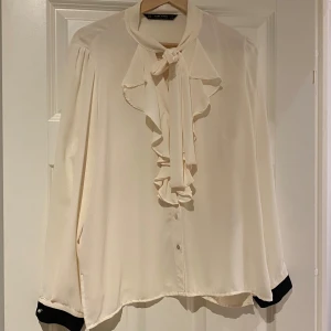 Fin vit blus från zara med detaljer - En fin vit blus från zara med snygga detaljer! Inga skador. Hör av dig om du har frågor ❤️❤️ Ungefär storlek M