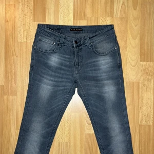 Nudie Jeans  - Tja säljer nu ett par ljusgråa Nudie Jeans i storlek 28 för endast 399kr! W28 L30. Pris är ej hugget i sten, hör av er i dm vid funderingar 🙌